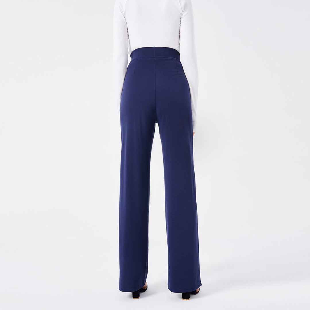Modella indossa pantaloni a zampa vita alta slim, outfit elegante per ufficio o serata.