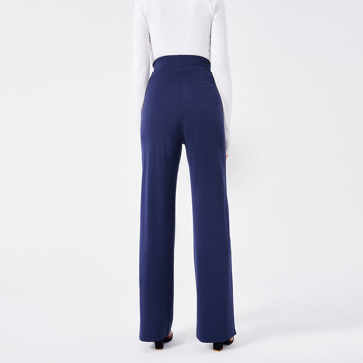 Modella indossa pantaloni a zampa vita alta slim, outfit elegante per ufficio o serata.