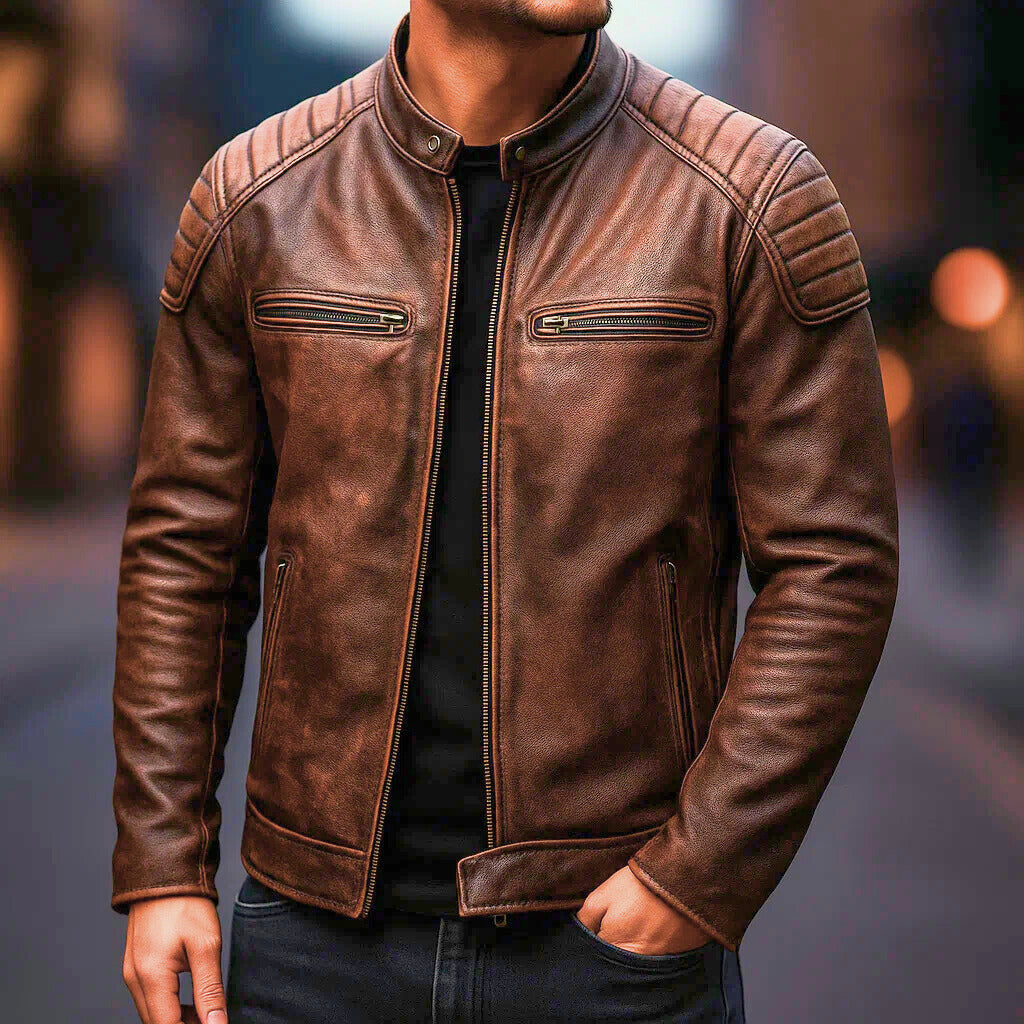 Giacca uomo in pelle stile biker, con spalle rinforzate e dettagli zip. Disponibile in nero e bordeaux.