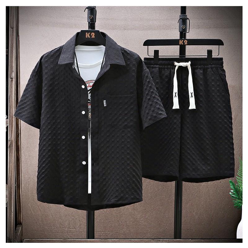 Completo estivo uomo 2 pezzi casual con camicia a maniche corte e pantaloncini vestibilità ampia. Ideale per il tempo libero.