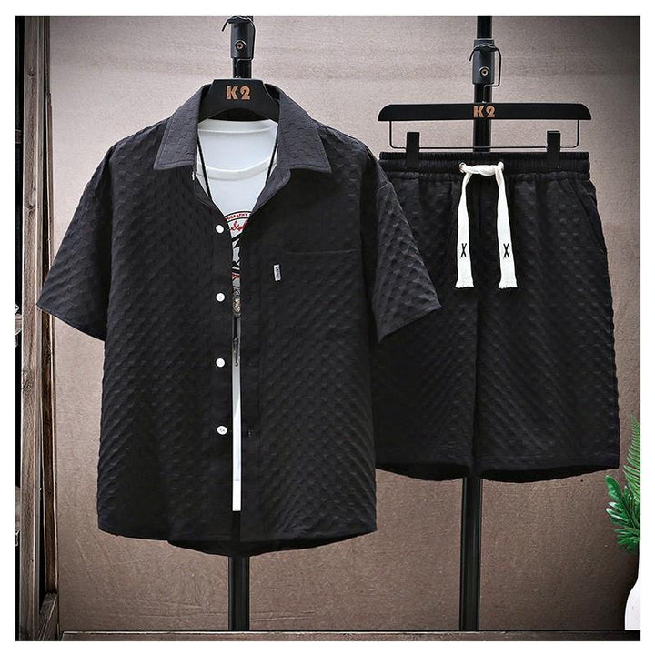Completo estivo uomo 2 pezzi casual con camicia a maniche corte e pantaloncini vestibilità ampia. Ideale per il tempo libero.