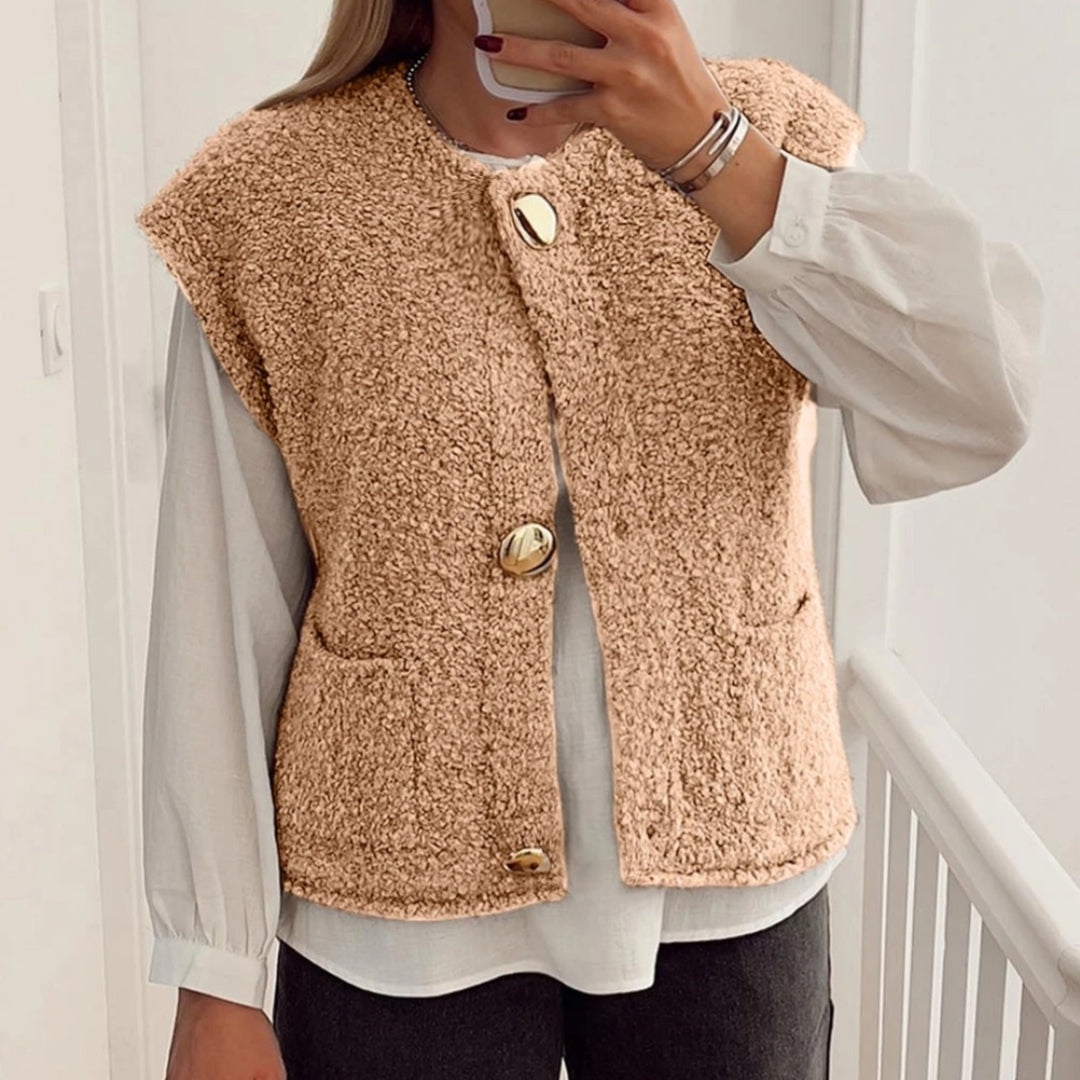 Gilet teddy beige da donna, morbido e confortevole, perfetto per un look casual chic invernale.