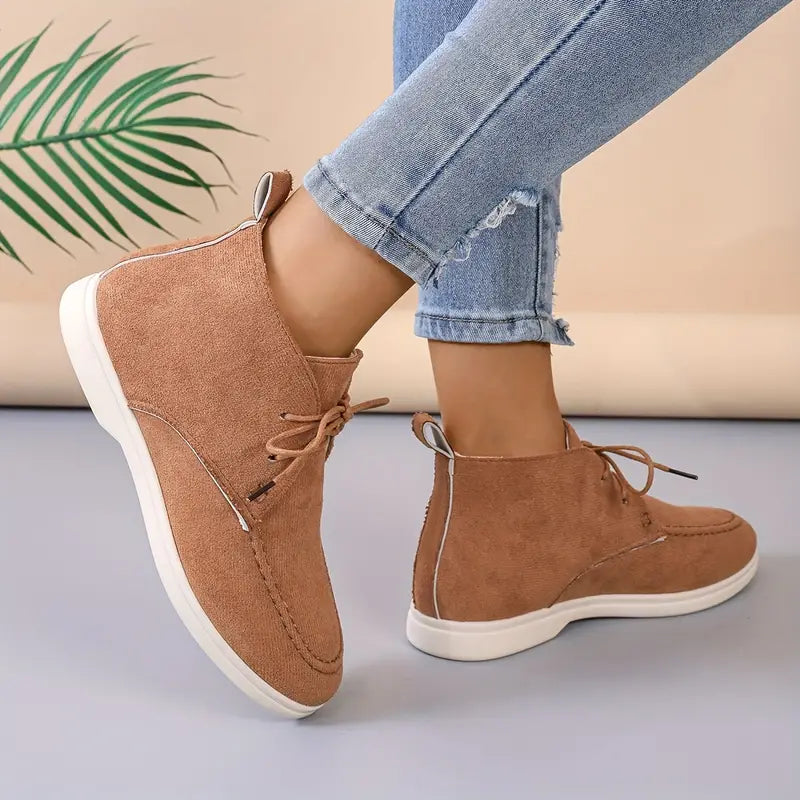 Eleganti stivaletti donna in pelle, design moderno per calzature comode e versatili, perfetti ogni giorno.