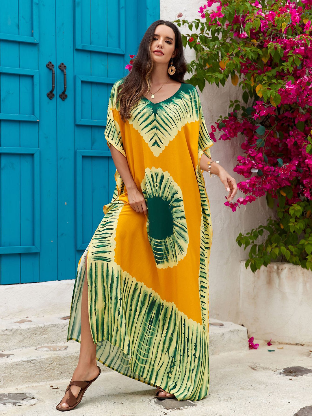 Abito lungo casual per donna, stampa colorata, scollo a V, perfetto per un look disinvolto.