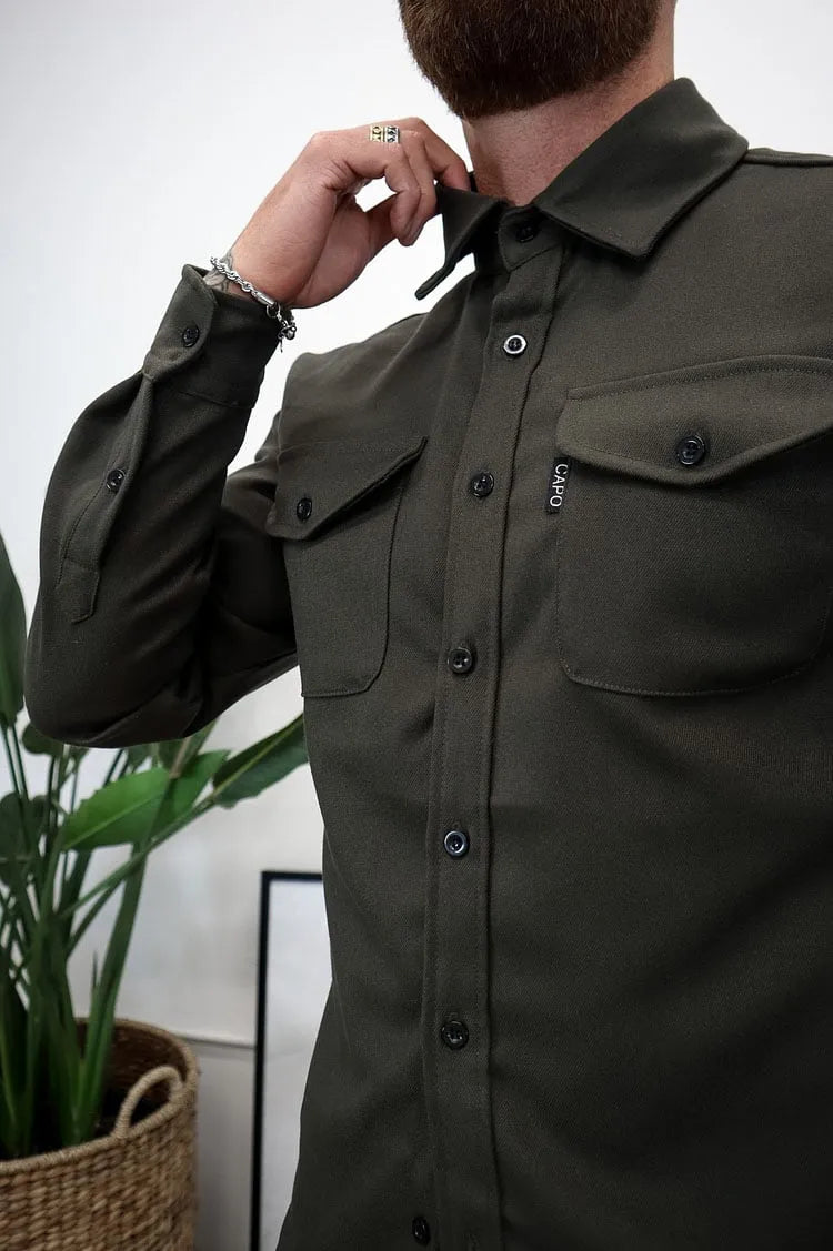 Camicia maschile con bottoni, ideale per un look raffinato, sia elegante che casual.