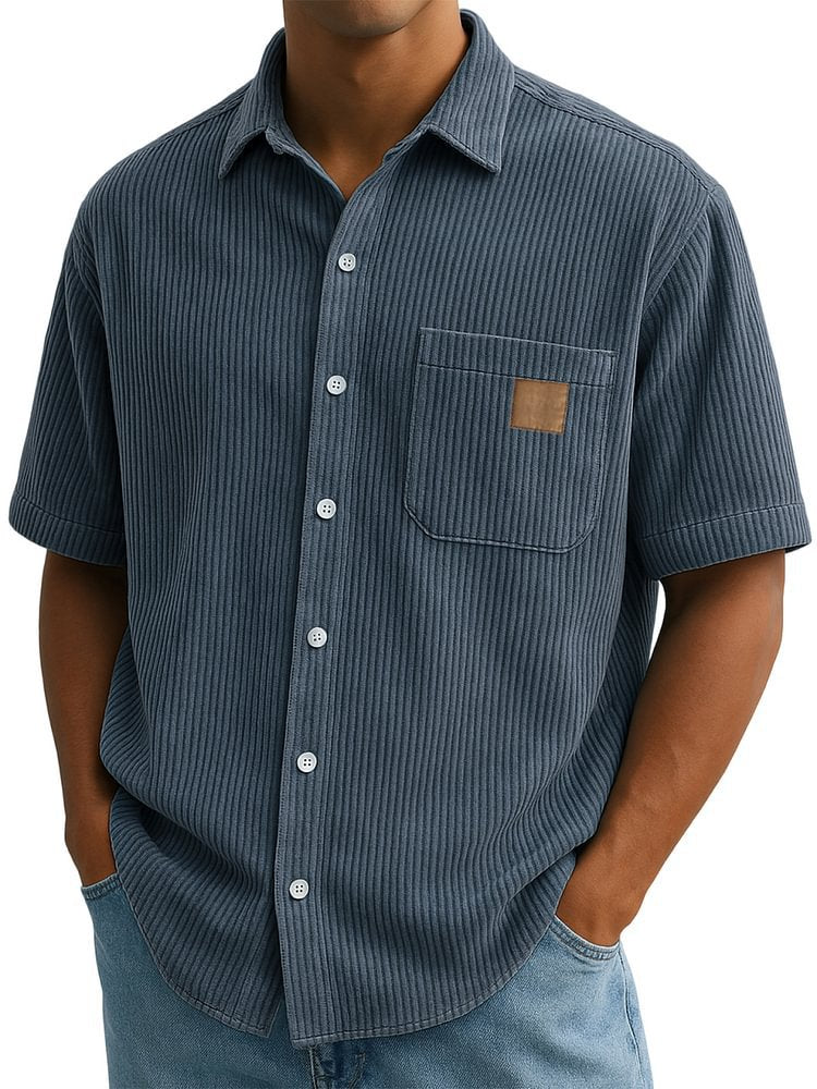 Camicia uomo multicolore, maniche corte, bottoni, taschino effetto velluto. Perfetta per l'estate.