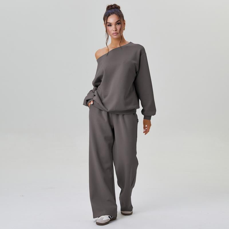 Completo donna trendy casual, top spalle scoperte e pantaloni gamba larga. Set due pezzi moda femminile.