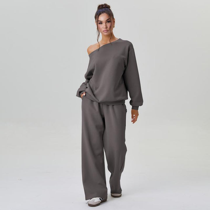 Completo donna trendy casual, top spalle scoperte e pantaloni gamba larga. Set due pezzi moda femminile.