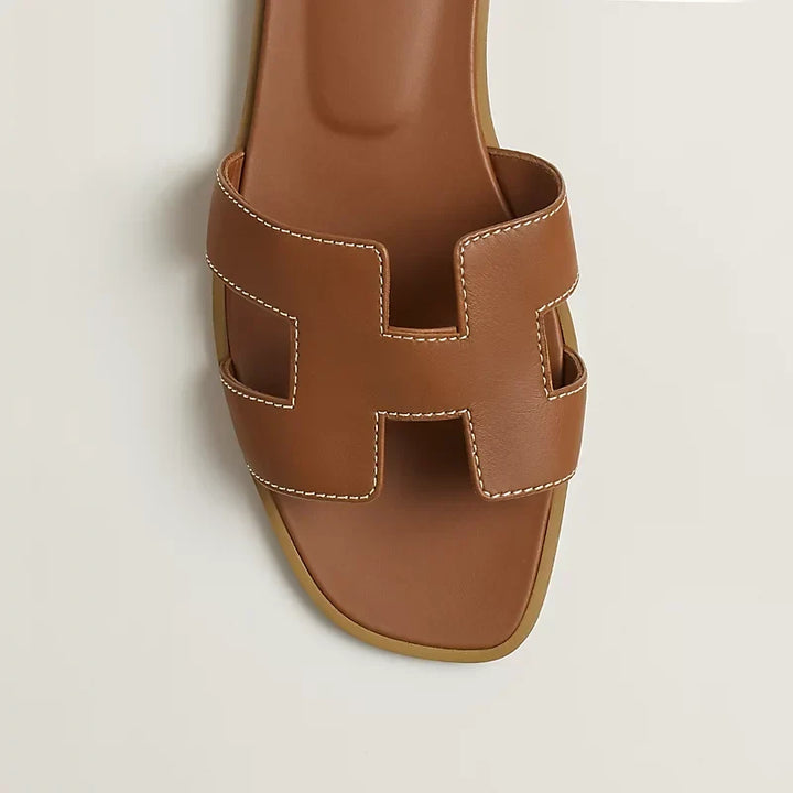 Dettaglio sandali Capri artigianali in pelle, cuciture perfette, massima qualità e comfort estivo unisex.