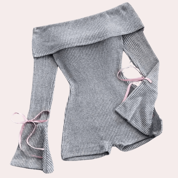 Tuta elegante da donna grigia, perfetta per un look chic estivo o outfit casual versatile.