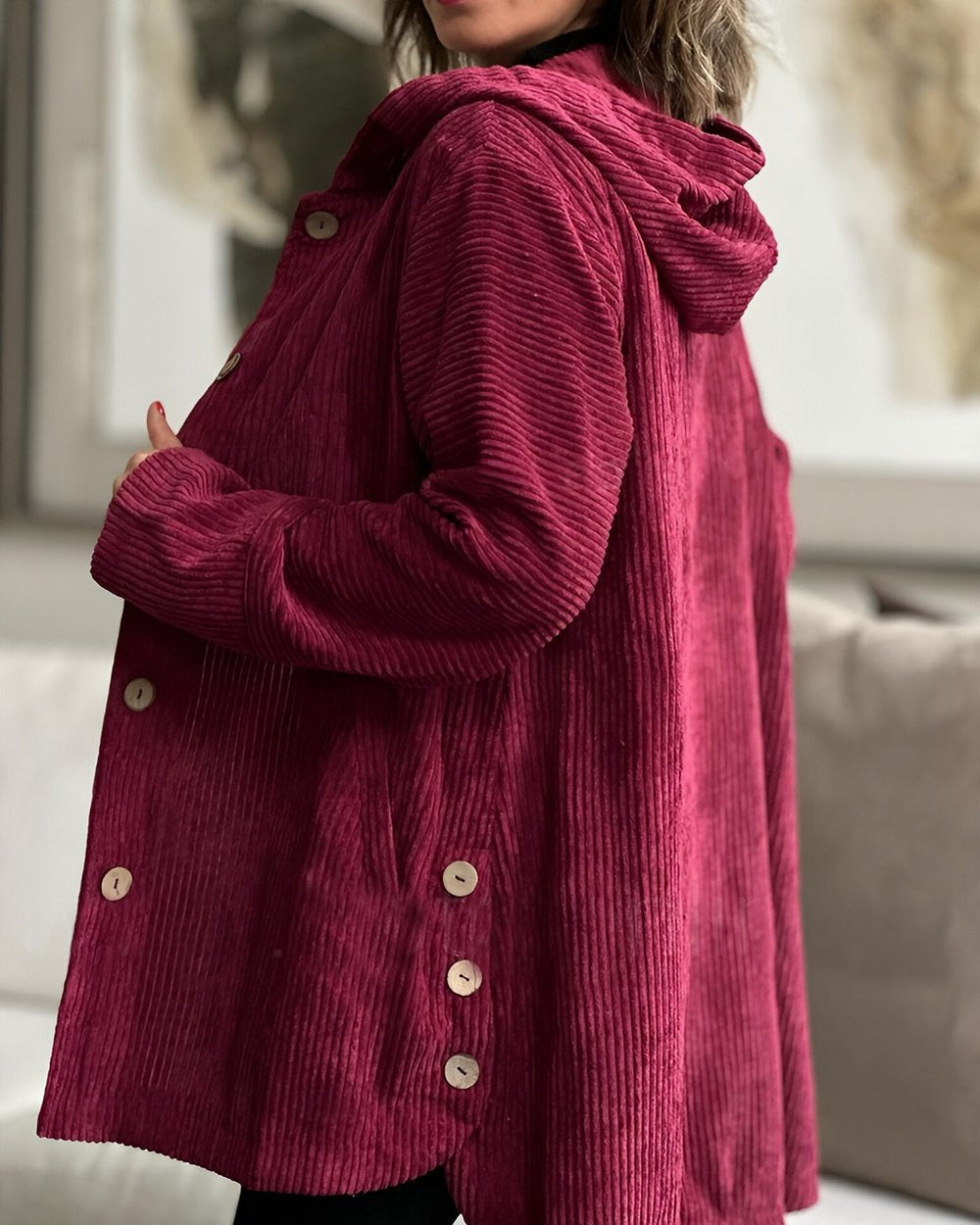 Giacca da donna comoda e ampia, con cappuccio e tasche, perfetta per affrontare il freddo con stile.