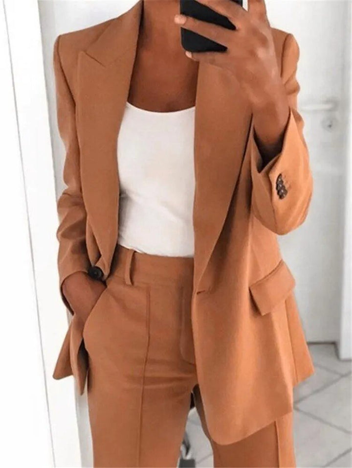 Completo elegante da donna, giacca monopetto e pantaloni dritti, per un look raffinato in ogni stagione.
