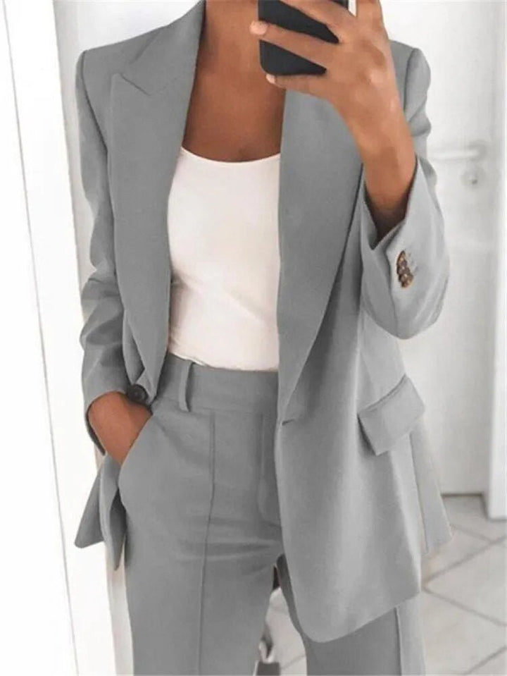 Abbigliamento formale donna: completo giacca e pantalone per un look professionale e confortevole.