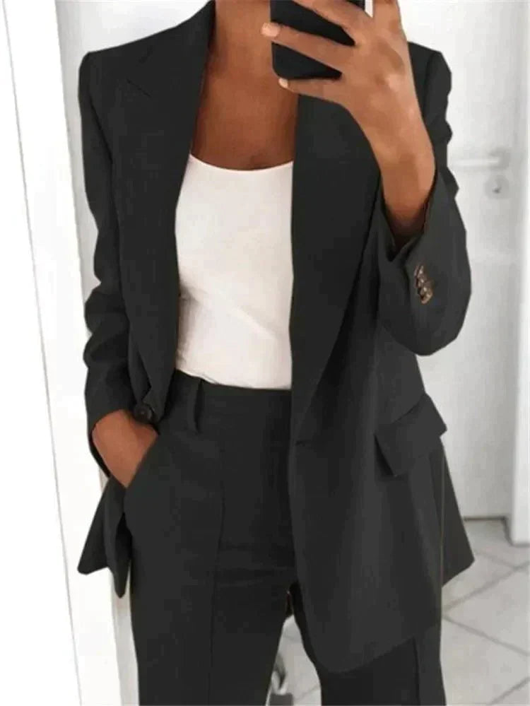 Giacca e pantaloni coordinati da donna, completo elegante per ufficio e eventi, moda tutto l'anno.