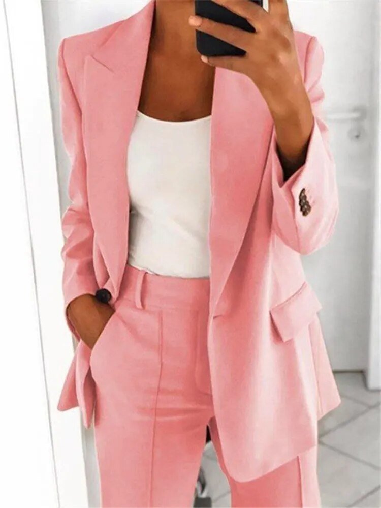 Tailleur donna moderno, giacca con revers e pantaloni a sigaretta, un completo versatile per la moda.