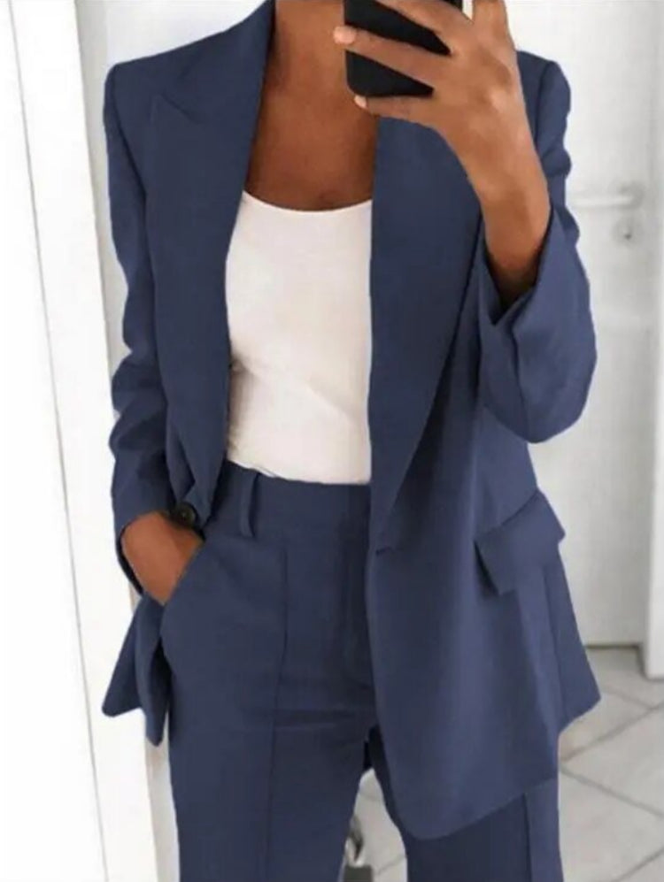 Completo versatile da donna, giacca strutturata e pantaloni sartoriali per un look casual-chic.
