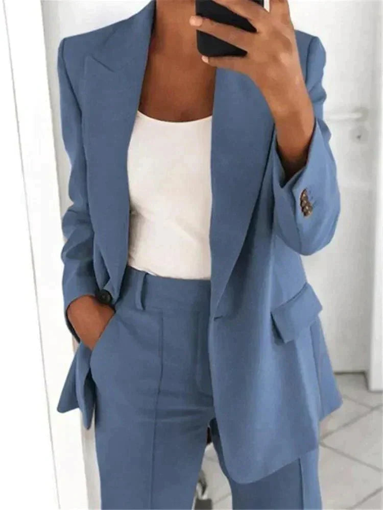 Tailleur donna professionale, giacca e pantaloni slim fit, ideale per un outfit formale e chic.