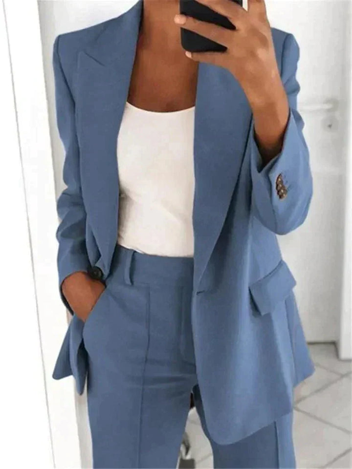 Tailleur donna professionale, giacca e pantaloni slim fit, ideale per un outfit formale e chic.