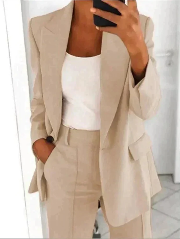 Outfit donna formale: completo giacca e pantaloni, perfetto per un look professionale e sofisticato.