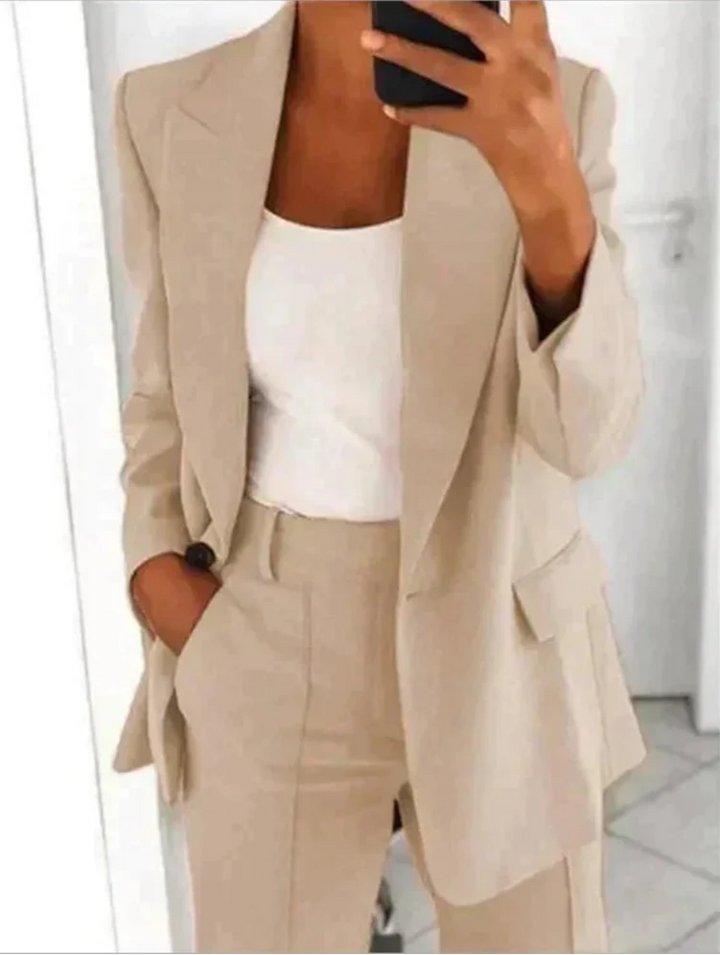 Outfit donna formale: completo giacca e pantaloni, perfetto per un look professionale e sofisticato.