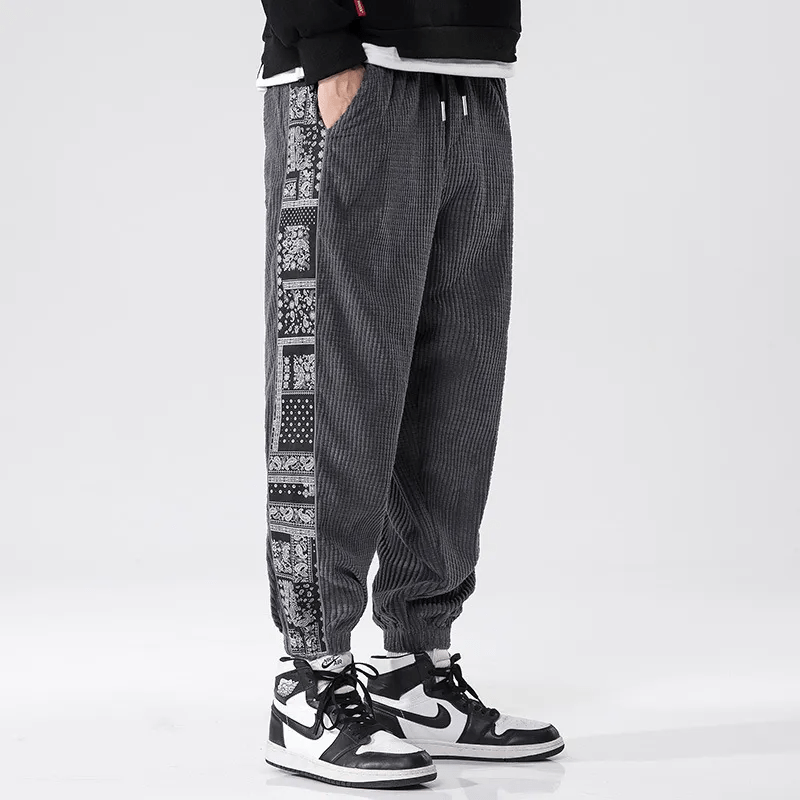 Pantaloni uomo grigi a gamba dritta, perfetti per look casual o streetwear, offrono comfort e stile versatile.