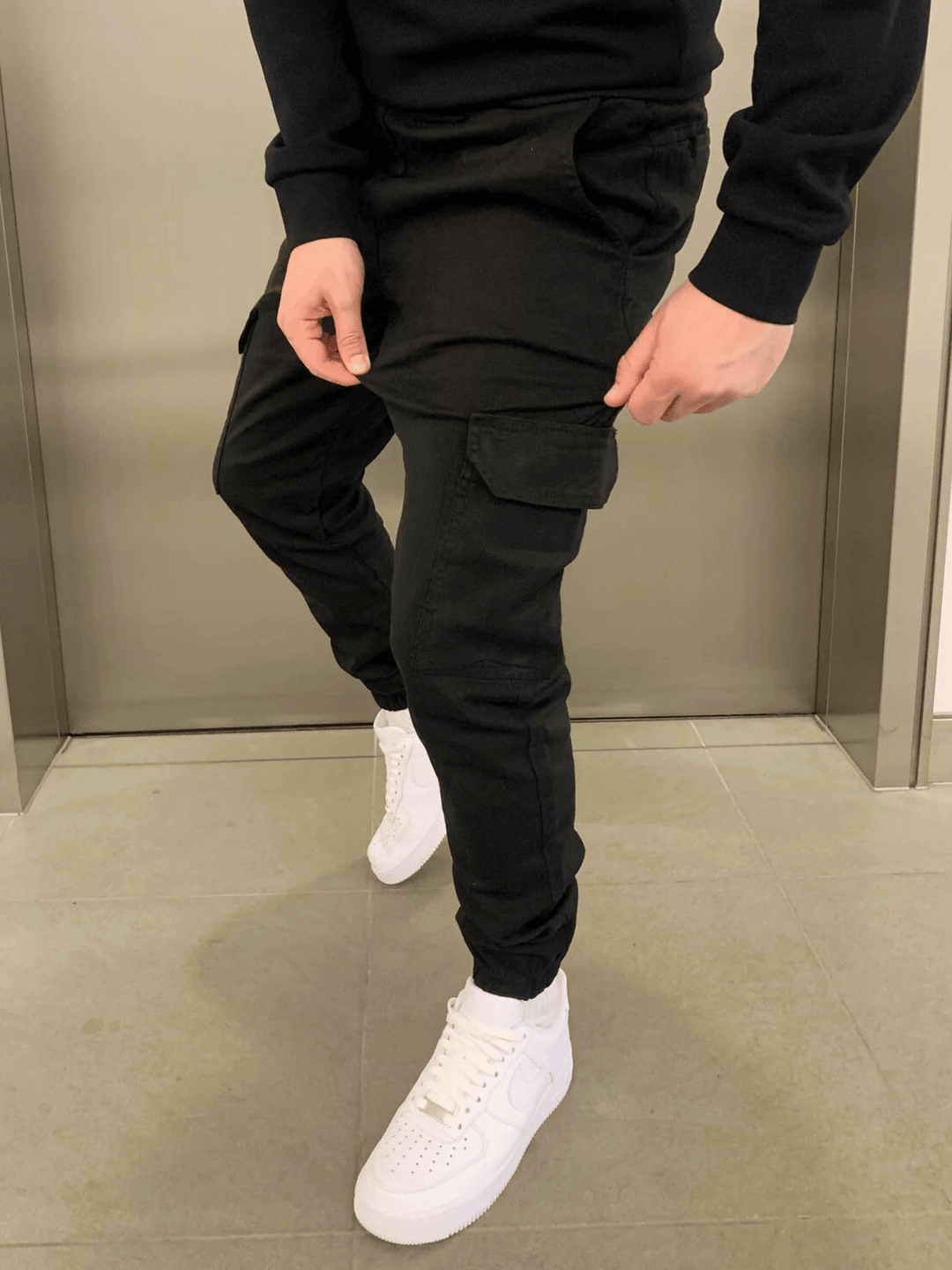 Pantaloni jogger uomo slim fit, cargo con vita elasticizzata, perfetti per moda maschile versatile.