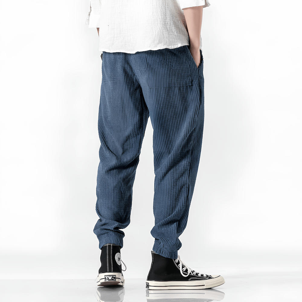 Comfort assoluto con pantaloni uomo a gamba dritta. Vestibilità regolare per un look casual versatile.