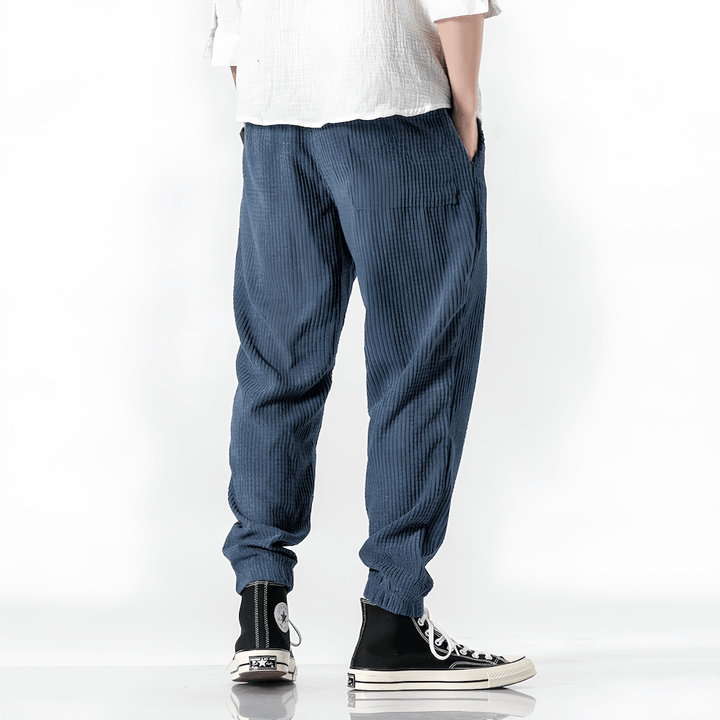 Comfort assoluto con pantaloni uomo a gamba dritta. Vestibilità regolare per un look casual versatile.