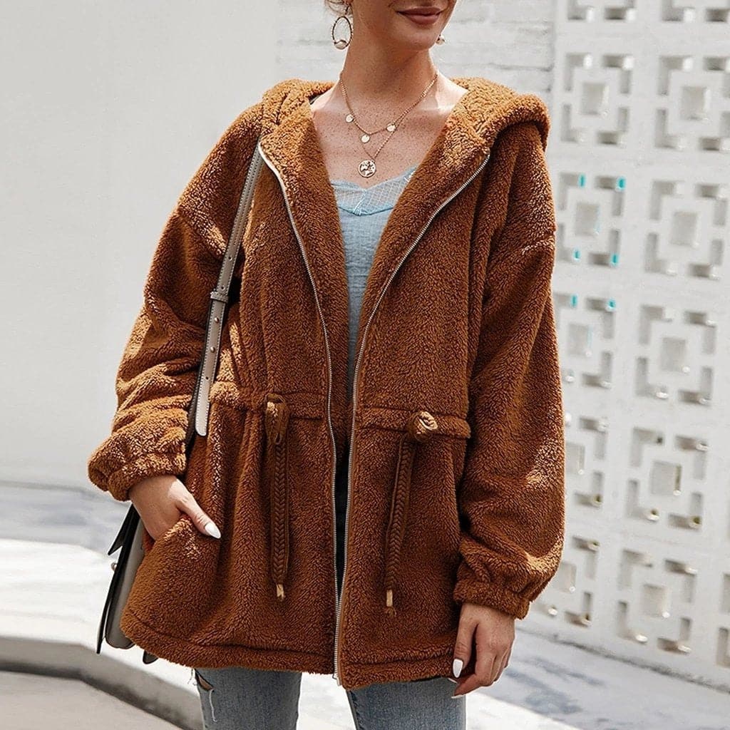 Giacca oversize da donna con cappuccio, calda e moderna, perfetta per l'inverno casual. Stile ampio e comodo.