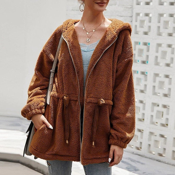 Giacca oversize da donna con cappuccio, calda e moderna, perfetta per l'inverno casual. Stile ampio e comodo.