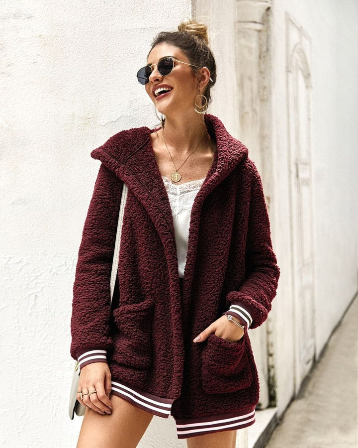 Giacca lunga donna bordeaux in pelliccia, capospalla elegante per l'inverno, molto calda e alla moda.