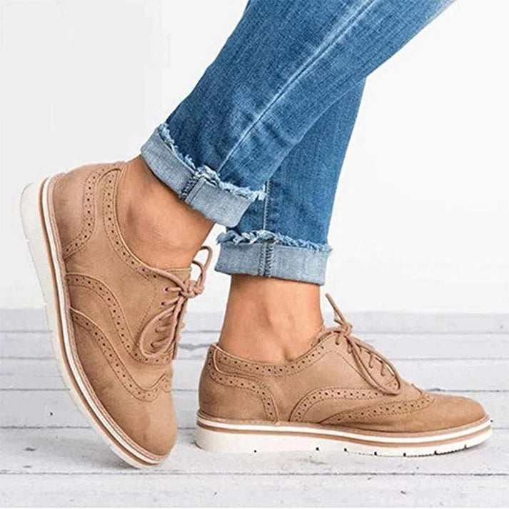 Scarpe sneakers donna brogue, design elegante e stringato per stile e comfort quotidiano.
