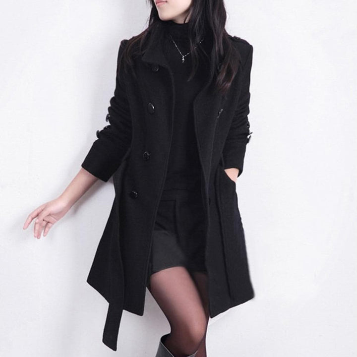 Soprabito trench donna avvolgente e medio, con cintura, perfetto per primavera e autunno, look elegante.