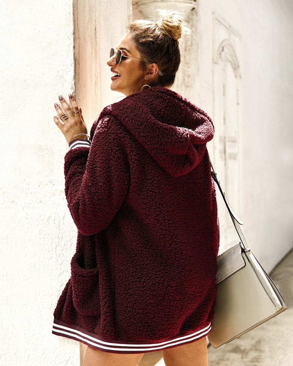 Elegante giacca lunga donna in pelliccia sintetica, invernale e confortevole, per look sofisticati.