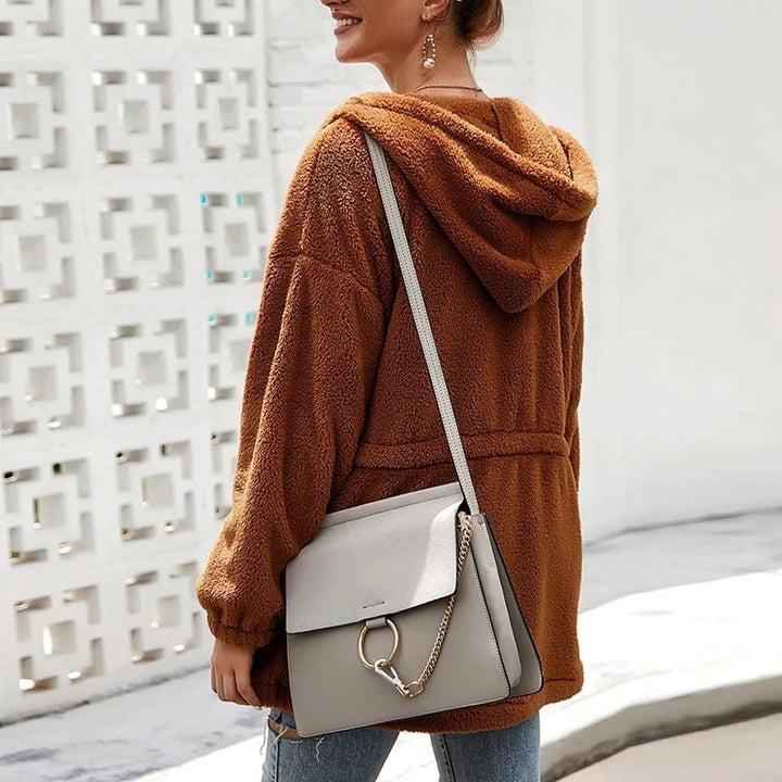 Moderna giacca calda da donna oversize con ampio cappuccio, per un comfort e stile inconfondibili d'inverno.