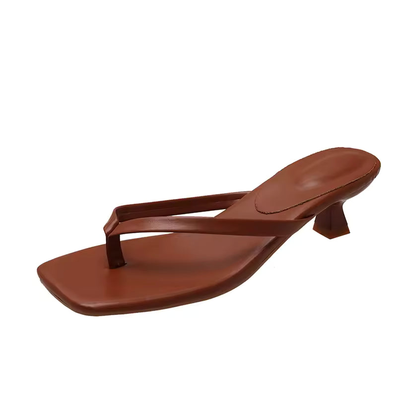 Sandali donna bianchi eleganti con fasce incrociate, versatili per outfit estivi. Calzature alla moda e confortevoli.