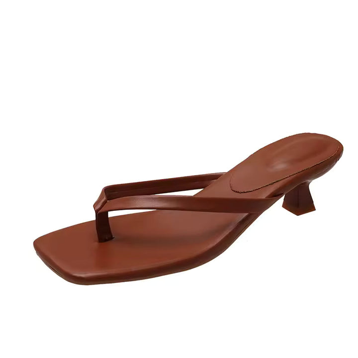 Sandali donna bianchi eleganti con fasce incrociate, versatili per outfit estivi. Calzature alla moda e confortevoli.