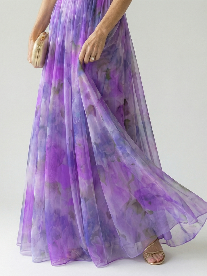 Maxi abito incrociato, fluido e leggero. Ideale per un outfit estivo femminile, versatile e chic.