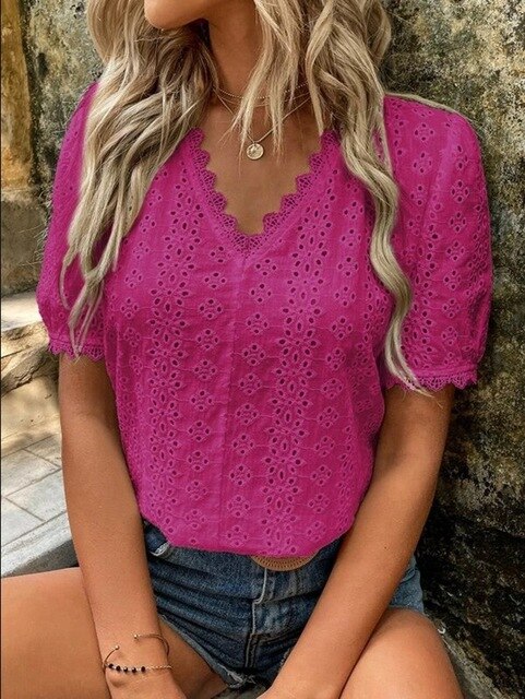 Blusa donna versatile ed elegante, scollo a V, maniche corte. Top casual perfetto per l'estate, moda e comfort.