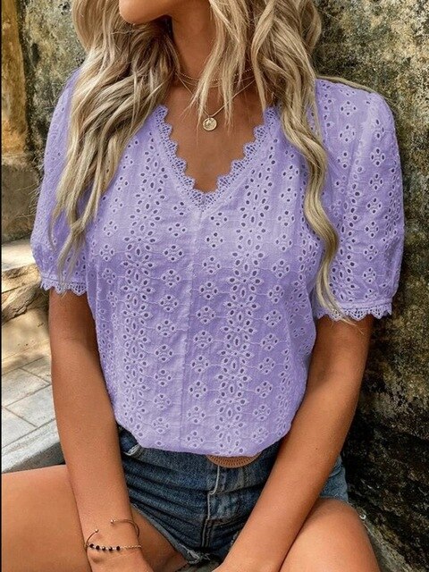 Top donna casual-elegante con scollo a V e maniche corte. Camicetta estiva, ideale per ogni occasione di moda.