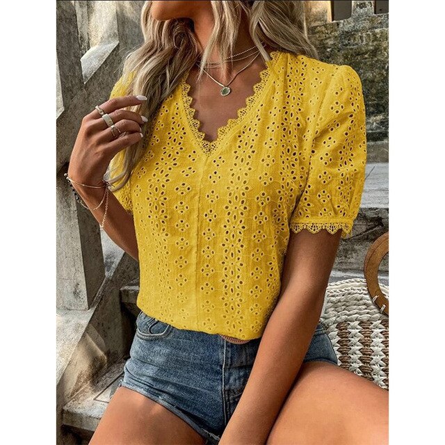 Moda donna: top elegante con scollo a V e maniche corte. Blusa versatile per un look chic e confortevole.