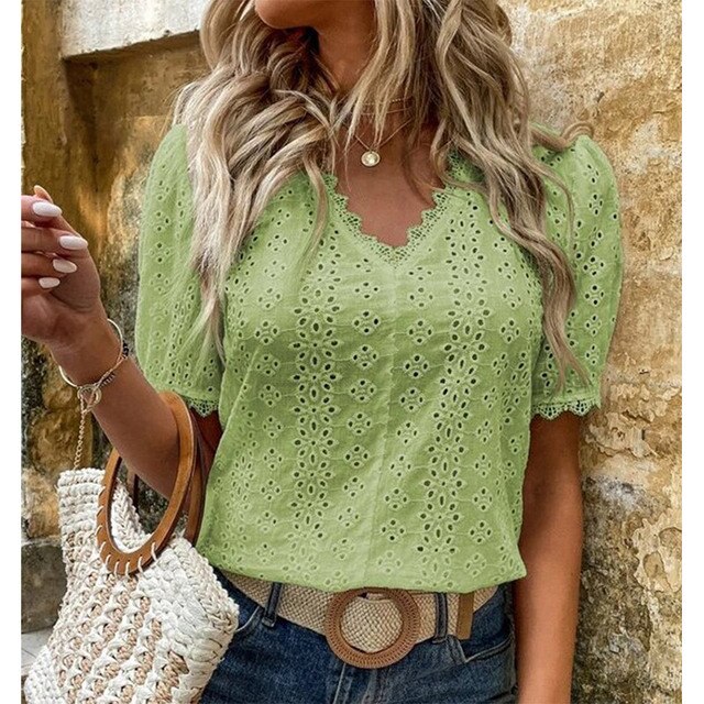 Top donna elegante con scollo a V e maniche corte. Perfetto per outfit casual ed estivi, moda versatile.