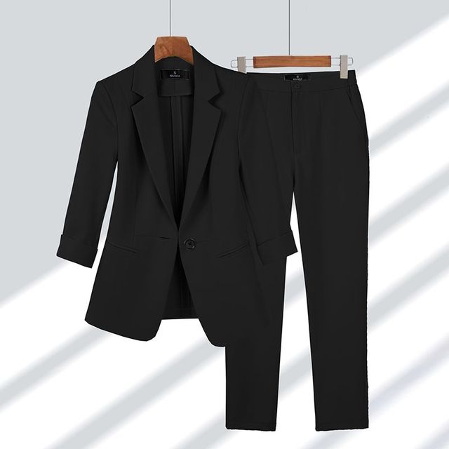 Completo elegante blazer e pantaloni da donna, ideale per ufficio e occasioni formali. Moda femminile professionale.