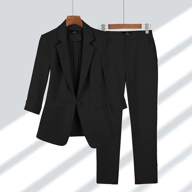 Tailleur donna abbigliamento formale, set coordinato blazer e pantaloni eleganti. Per un outfit sofisticato.