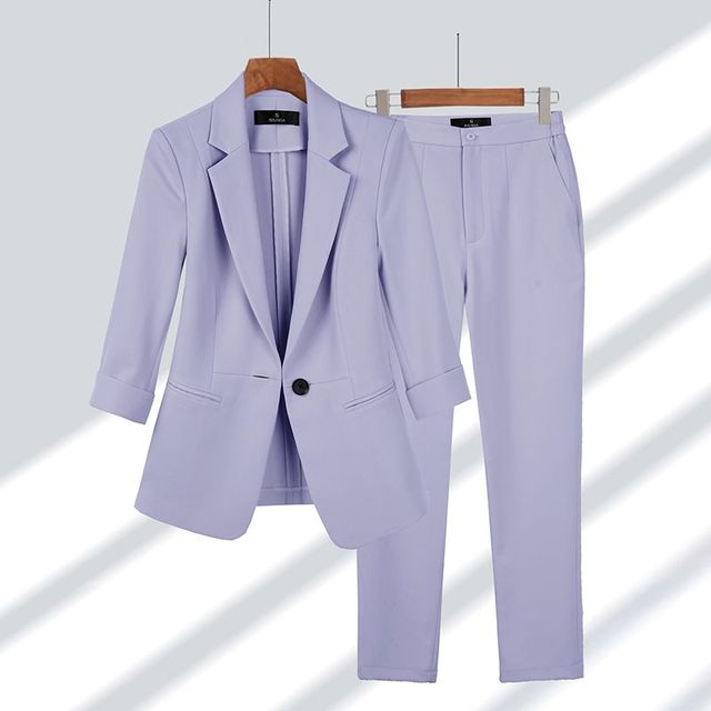 Pantaloni eleganti da donna, taglio dritto, perfetti con blazer. Completo professionale per un look raffinato.
