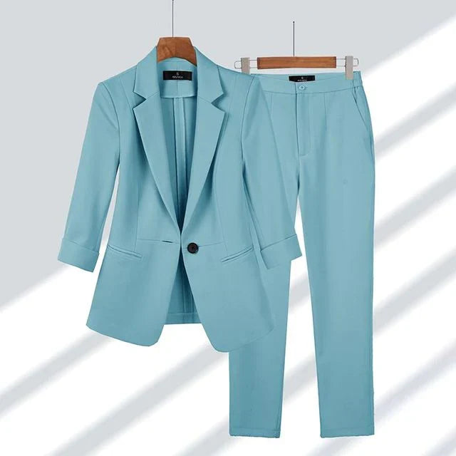 Completo donna elegante con blazer e pantaloni, ideale per un outfit moderno e professionale in ufficio.