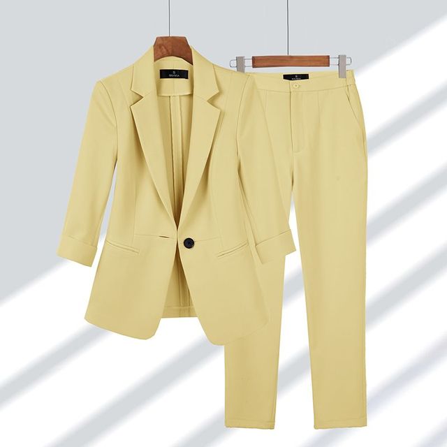 Completo cerimonia da donna, blazer e pantaloni. Set coordinato elegante per eventi speciali e outfit raffinato.