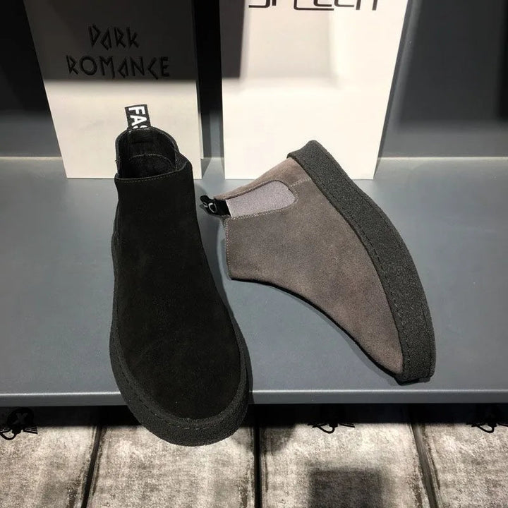 Stivali da uomo autunnali colore camel, modello Chelsea. Calzature comode ed eleganti con suola antiscivolo.