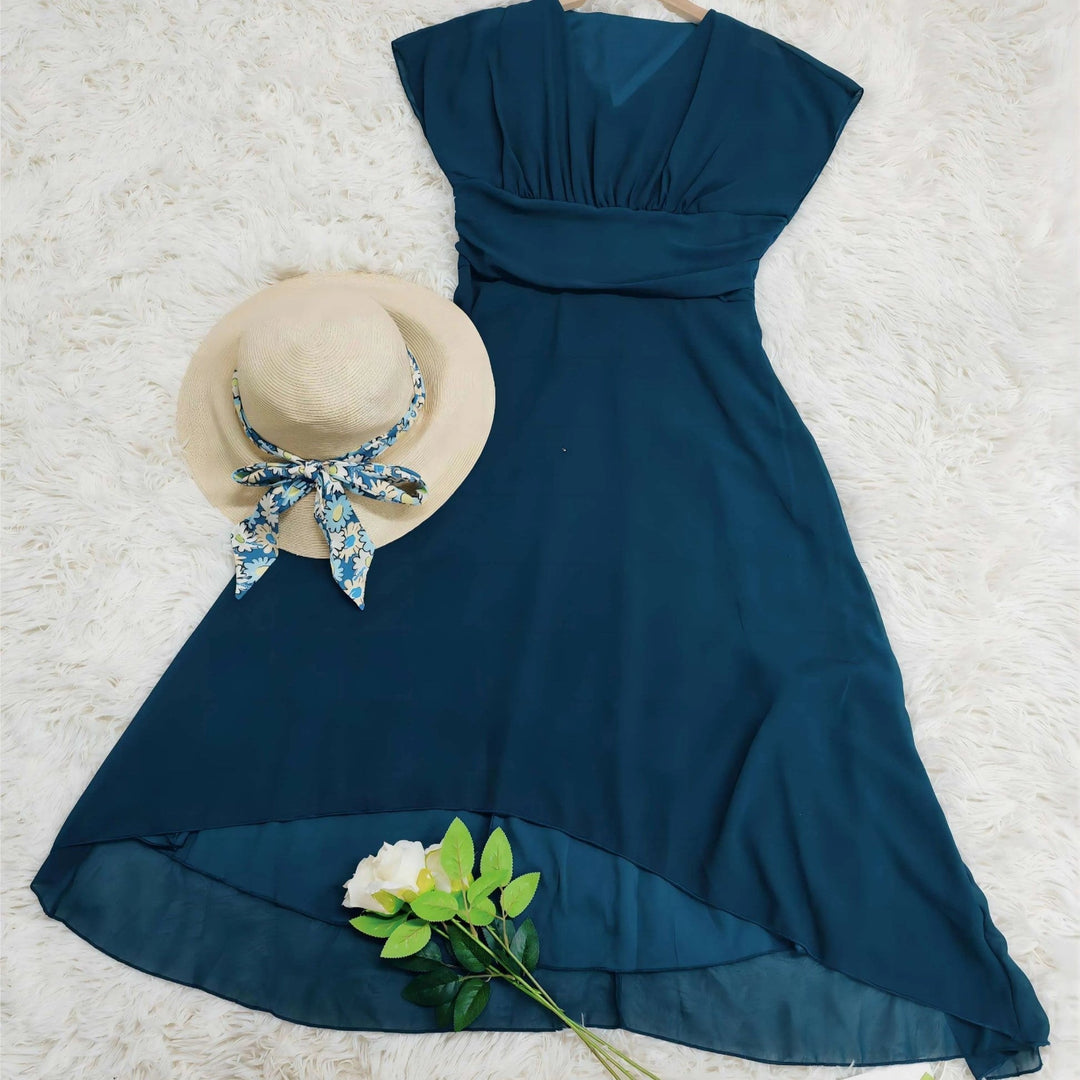 Abito midi da donna scivolato blu con maniche. Stile A-line, ideale per look primaverili eleganti e versatili.