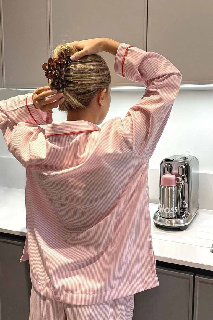 Completo pigiama donna due pezzi con pantaloni e maglia con cuori, perfetto per casa e notte.